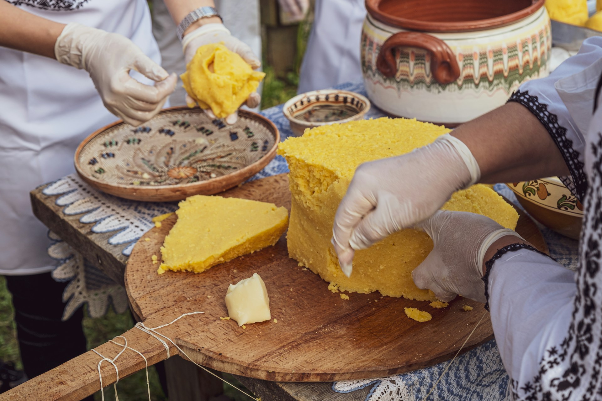 Explorăm aromele noastre: Descoperă deliciile ascunse ale bucătăriei românești