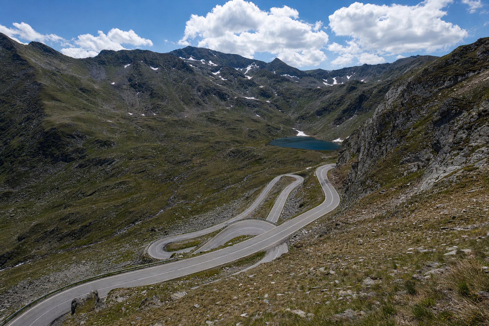 Serpentine pe un drum alpin din Carpați, vara